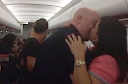 На борту самолета пассажир сделал предложение своей девушке (ВИДЕО)
