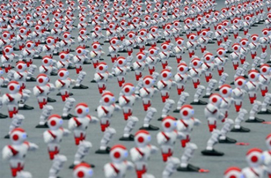 Побил мировой рекорд танец тысячи роботов (ВИДЕО)
