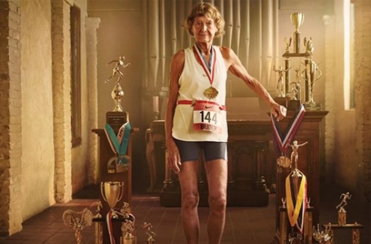 Монахиня-триатлонщик снялась в рекламе Nike в 86 лет (ВИДЕО)