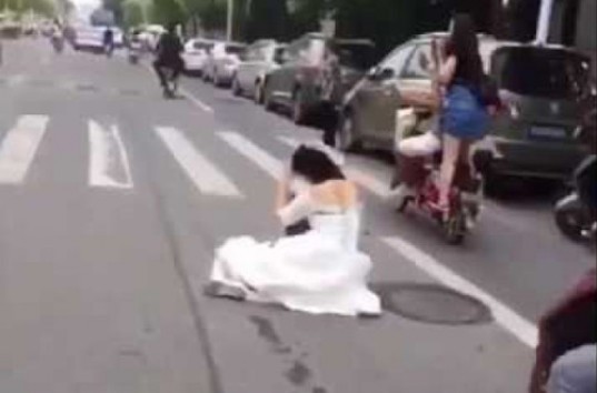 В Китае жених потерял невесту на дороге и поехал дальше (ВИДЕО)