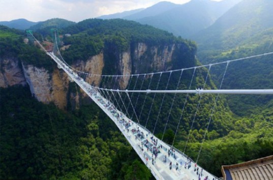 Самый длинный в мире стеклянный мост был открыт в Китае