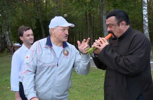 Президент Белоруссии накормил Сигала окрошкой, морковкой и салом (ВИДЕО)