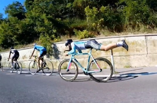 Велосипедист использует законы физики, чтобы победить (ВИДЕО)