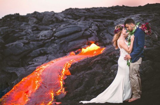 Гавайская свадебная фотосессия возле вулкана шокировала Сеть (ФОТО)