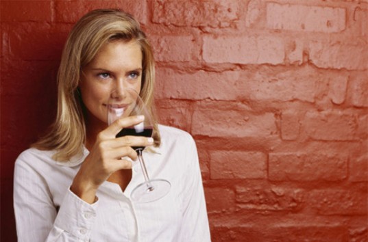 Женщинам, выпивающим большой бокал вина ежедневно, сложнее забеременеть