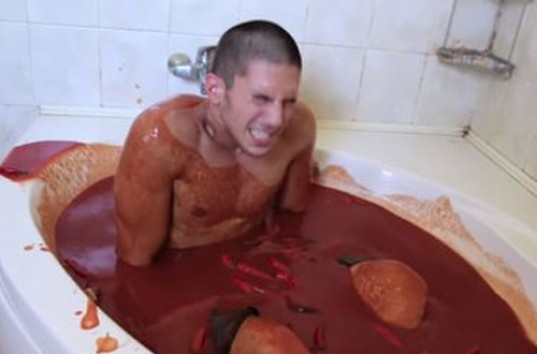 Блогер из Британии принял ванну с острым соусом чили (ВИДЕО)