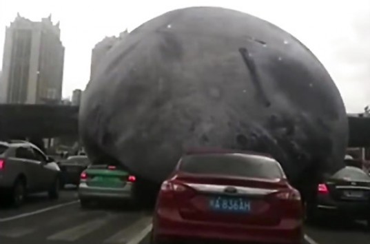 Гигантский шар прокатился прямо по автомобилям в Китае (ВИДЕО)