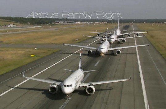 Airbus устроил синхронный полет четырех пассажирских лайнеров (ВИДЕО)