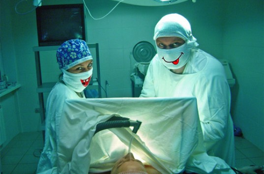 Колумбийский пластический хирург устроил танцы в разгар операции (ВИДЕО)
