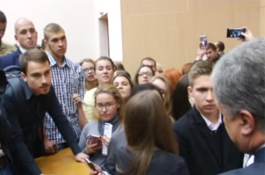 Студента, задавшего «неудобный» вопрос Порошенко, отчисляют из ВУЗа (ВИДЕО)