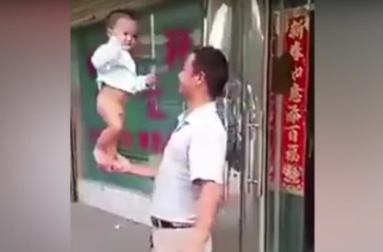 Экстремальный танец отца с маленьким сыном стал хитом интернета (ВИДЕО)