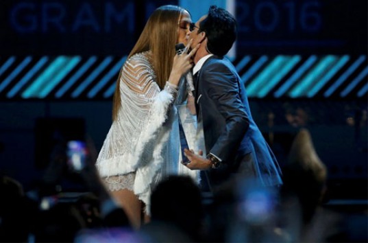 Дженифер Лопес шокировала страстным поцелуем с бывшим мужем (ВИДЕО)