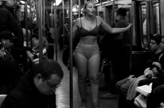 Модель plus-size Искра Лоуренс разделась в нью-йоркском метро (ВИДЕО)
