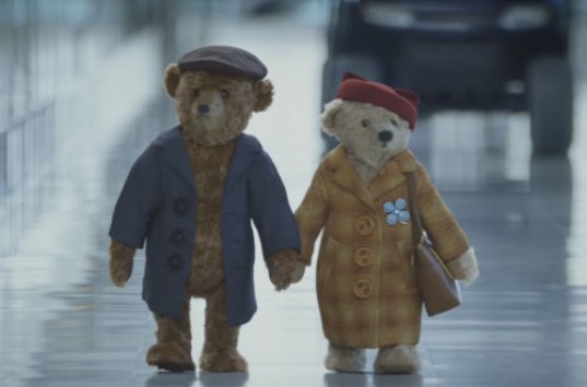Трогательный рождественский ролик про плюшевых медведей выпустил аэропорт Хитроу (ВИДЕО)