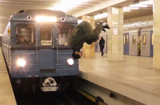 Перед едущим поездом в метро подросток совершил сальто (ВИДЕО)