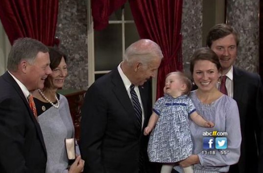 Вице-президент США Джо Байден пытался поцеловать внучку республиканца (ВИДЕО)