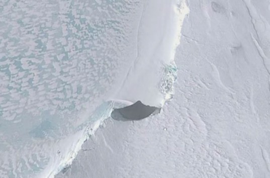 В Антарктиде из под снега выглянула летающая тарелка (ВИДЕО)