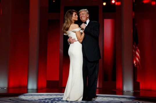 Дональд Трамп с супругой исполнили первый танец на балу в честь инаугурации (ВИДЕО)