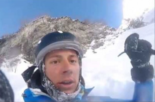 Экстремал-лыжник остался жив после падения с 45-метровой скалы (ВИДЕО)