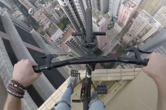Шокирующий заезд россиянина на велосипеде по небоскребу в Гонконге (ВИДЕО 18+)