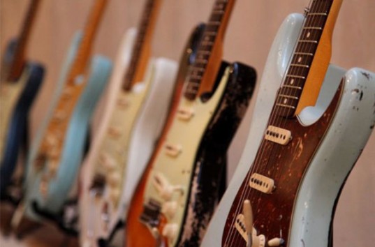 В США парень украл из магазина гитару, спрятав ее в брюках (ВИДЕО)