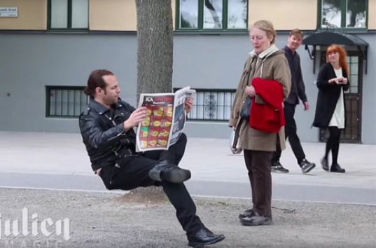 Видео розыгрыша с невидимым стулом стало хитом в Сети (ВИДЕО)