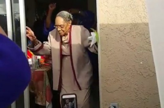 Интернет-хитом стало видео с танцующей 100-летней бабушкой (ВИДЕО)