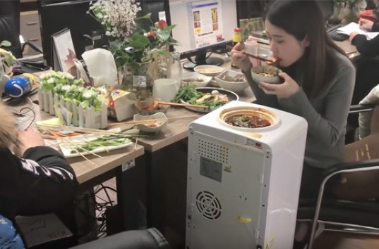 Китаянка научилась готовить с помощью офисных принадлежностей (ВИДЕО)