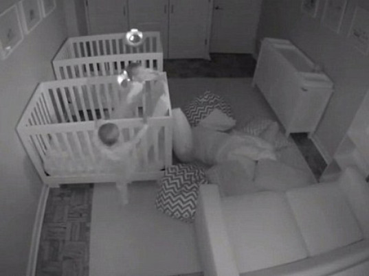 Ночную «вечеринку» своих 2-летних близнецов родители сняли на камеру (ВИДЕО)