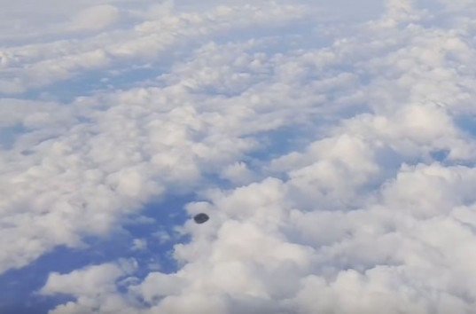 Пассажир самолета снял на видео НЛО летящее рядом прямо через иллюминатор (ВИДЕО)