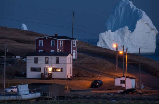 К побережью Канады приплыл гигантский айсберг (ФОТО, ВИДЕО)