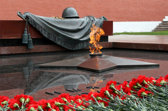 Руководство Минобороны России возложилo цветы к Могиле Неизвестного Солдата в Москве