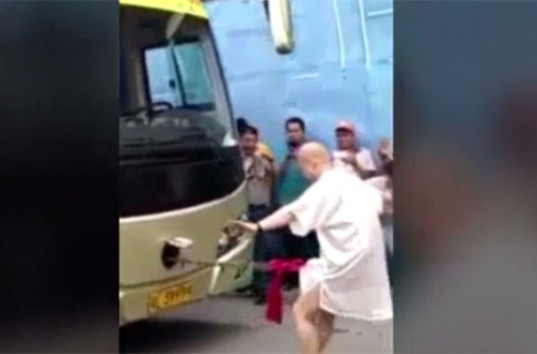 Китайский монах сдвинул своим пенисом 18-тонный автобус (ВИДЕО)