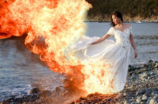 Ради необычных фото китаянка подожгла свое свадебное платье (ВИДЕО)
