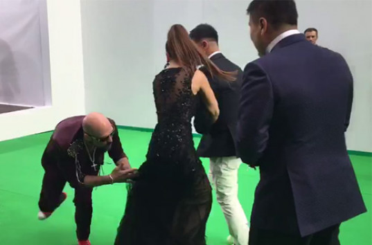 Пранкер попытался сорвать платье с Ани Лорак на красной дорожке МУЗ-ТВ (ВИДЕО)