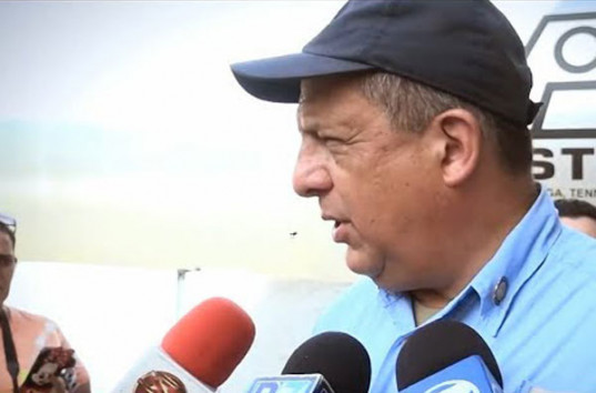 Во время интервью президент Коста-Рики съел осу (ВИДЕО)