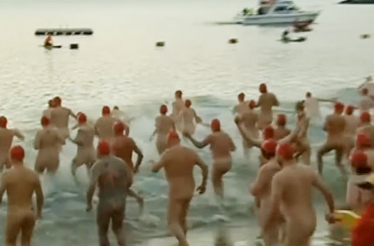 Более тысячи австралийцев в красных шапочках плавали голышом (ВИДЕО)
