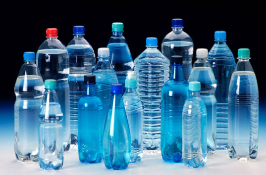 Что нужно знать о воде из пластиковых бутылок (ВИДЕО)