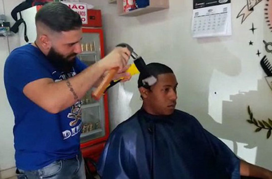 С помощью молотка и топора парикмахер стрижет клиентов  (ВИДЕО)