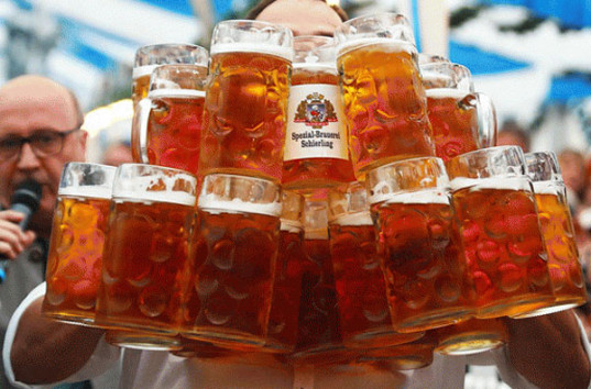 В Германии официант поднял и пронес за раз 29 кружек пива (ВИДЕО)