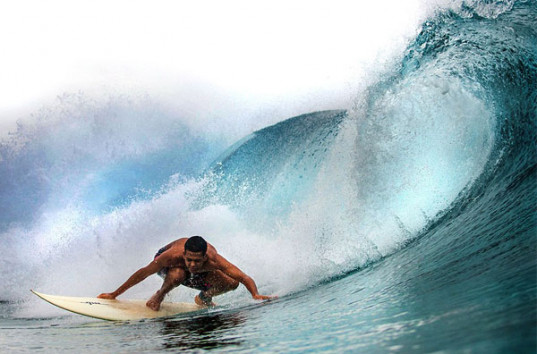 «Слушая океан» слепой серфер покорил самую опасную волну в мире (ВИДЕО)