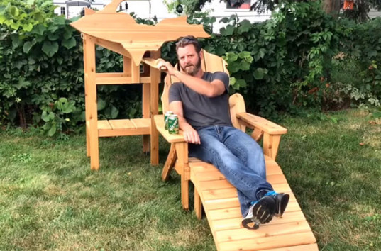 Идеальный стул для любителей пива создал американец (ВИДЕО)