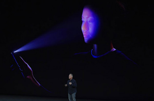 Акции Apple упали из-за провального конфуза на презентации iPhone X (ВИДЕО)