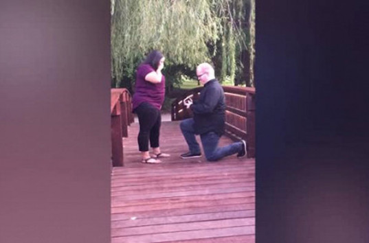 Американец уронил обручальное кольцо в реку во время предложения девушке (ВИДЕО)
