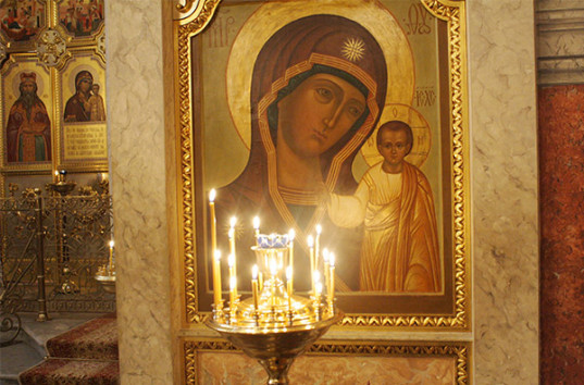 Православный мир отмечает церковный праздник — день Казанской иконы Божьей Матери