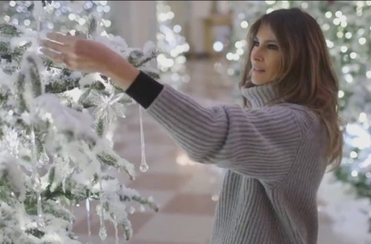 Как Белый дом готовится к Рождеству показала Мелания Трамп (ВИДЕО)