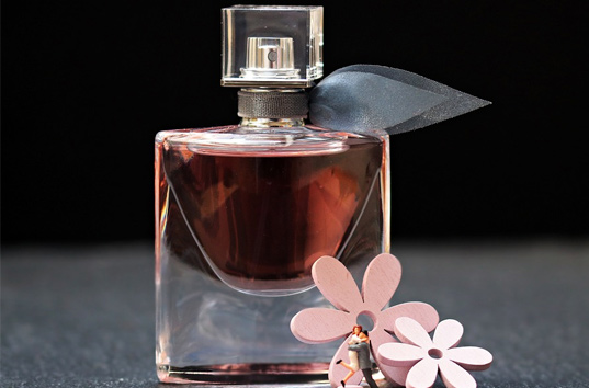 Мускусный одеколон с натуральным и синтетическим мускусом в современной парфюмерии