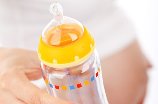 Как научить ребенка пить из детской бутылочки? (советы молодым родителям)