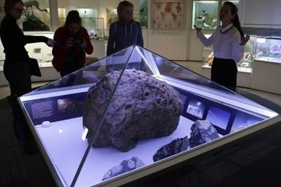 Купол знаменитого челябинского метеорита начал двигаться сам собой (ВИДЕО)