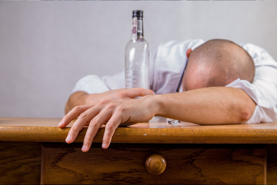 Назван способ лечения алкогольного отравления от суррогатного алкоголя